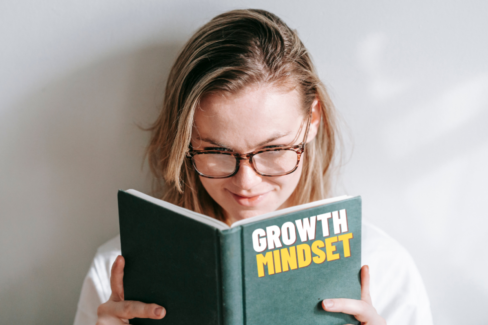 Kvindelig studerende læser en bog om growth mindset