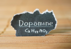 Seddel med skriften dopamin og den kemiske formel