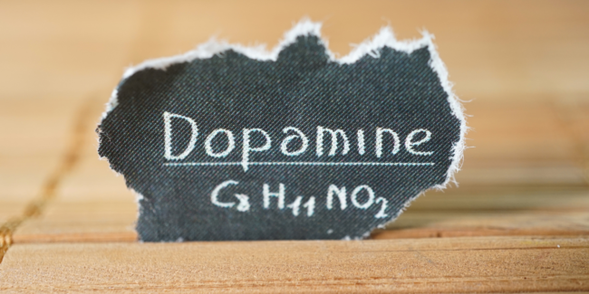 Seddel med skriften dopamin og den kemiske formel