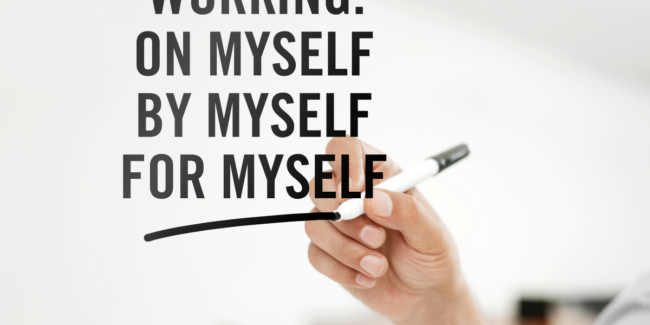 En hånd skriver på en glasrude: Working on myself, by mysef og for myself.