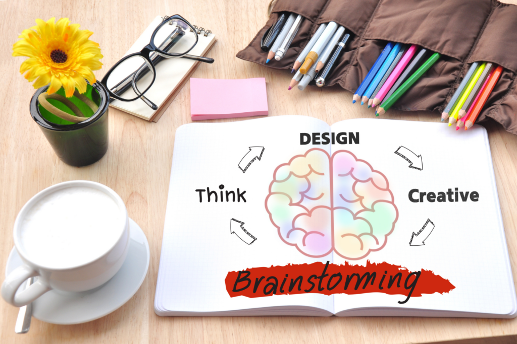 Blok med tegning af hjerne og design thinking proces
