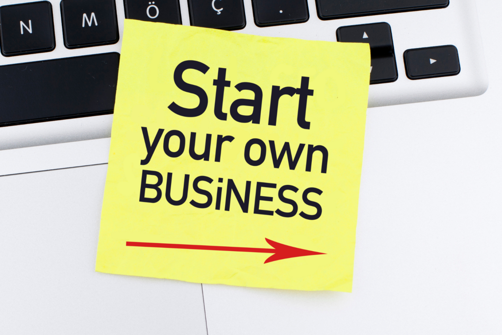 Post it på laptop med skriften Start your own business