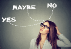En kvinde er i tvivl og tekst med yes, no og maybe kommer i tankebobler