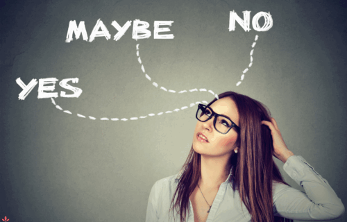 En kvinde er i tvivl og tekst med yes, no og maybe kommer i tankebobler