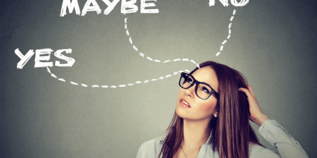 En kvinde er i tvivl og tekst med yes, no og maybe kommer i tankebobler