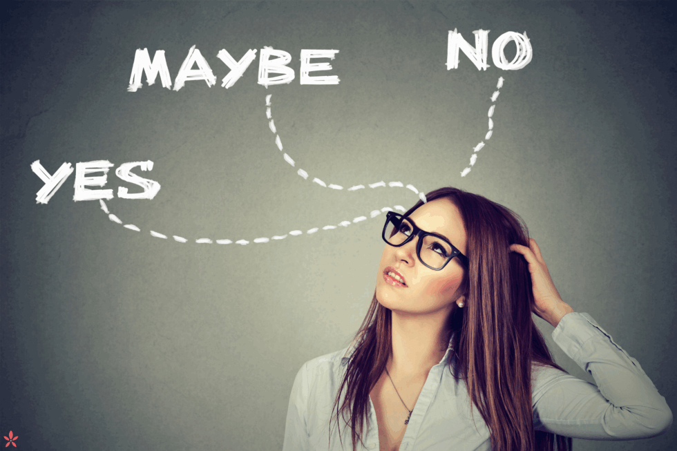 En kvinde er i tvivl og tekst med yes, no og maybe kommer i tankebobler